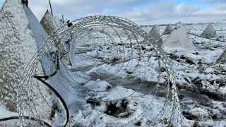 В ноябре аналогичные сооружения появились вокруг оккупированного Мариуполя и в Крыму.